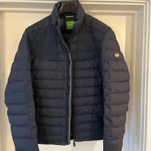 Hugo Boss jacka  - Hugo boss jacka i mycket fin sick storlek M 