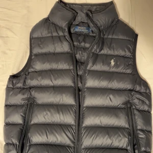 Ralph lauren väst - Storlek S Inga defekter  hör av er om frågor och fler bilder