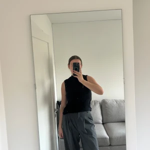 Ärmlös halvpolo tröja - Fin ärmlös topp i stickat material