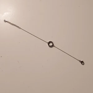 Edblad armband  - Snyggt och stilrent armband i silverfärg med en enkel kedja och en cirkelberlock i mitten. Perfekt för både vardag och fest! Armbandet har en justerbar kedja och ett smidigt lås. Enkelt att matcha med andra smycken 🩷 Pris går att diskutera! 💕