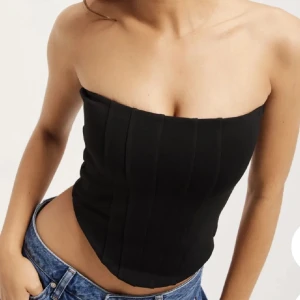 Svart korsett nelly - Snygg svart korsett topp i ett stretchigt material som sitter tight och bekvämt. Toppen har en dragkedja baktill för enkel på- och avtagning. Perfekt för en utekväll eller fest! Aldrig använd. Storlek XS🖤
