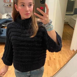 Mörkblå stickad🌰🌰🌰 - Gosig tröja! Hög krage och trekvartsärmad, perfekt till höst & vinter.🧡