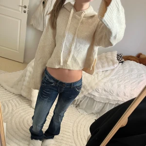 Beige stickad hoodie - Säljer en supermysig beige stickad hoodie i croppad modell. Perfekt nu i höst❤️