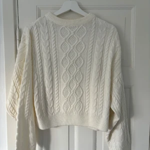 Stickad tröja - Vit stickad tröja från Gina Tricot Young. Är i storlek 158/164 men passar även mig som vanligtvis har xs. Väldigt fint skick då den endast är använd 2 gånger.