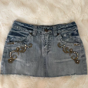 Jeanskjol med pärldetaljer - Säljer en superfin jeanskjol från lindex med söta pärlor❤️