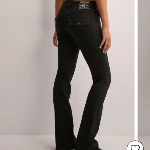 Svarta jeansbyxor - Snygga svarta jeans från True Religion i modellen Joey Low Rise Flare. Säljer då de är för korta på mig. Inga defekter alls förutom insidan där jag har dragit ett snöre igenom, men syns inte på utsidan, och knapparna där bak som är lite repiga men kan skicka bild om intresserad🩷Pris kan alltid diskuteras🩷