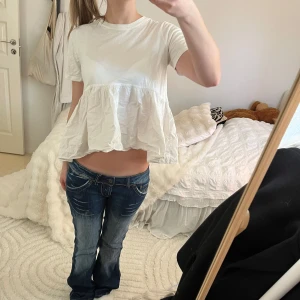 Vit topp från Zara - Säljer en söt vitvolang topp från Zara i storlek S❤️