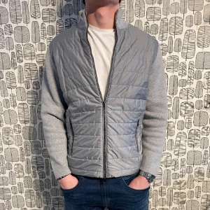 Grå massimo dutti cardigan - Säljer en snygg grå massimo dutti cardigan 