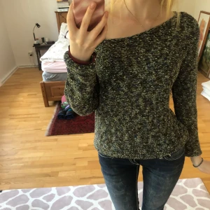  tröja från Esprit - Säljer en snygg  tröja från Esprit i storlek M. Tröjan har en offshoulder-design och en dragkedja i ryggen. Perfekt för höst och vinter. Bara höra av dig om du har några frågor 🌸