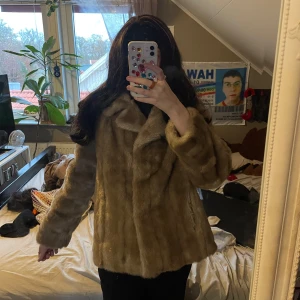 Pälsjacka  - dags för mig att sälja denna då den inte kommer till användning mer :(( står ingen storlek men skulle säga storlek S, köpt i London och är knappt använd!