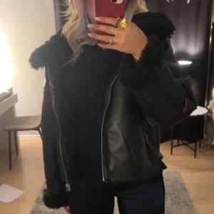Skinnjacka med päls - Typ aldrig använd, ser helt ny ut. Jätte snygg och varm💕