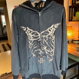Skelett-huvtröja, Zalando, Storlek S - Knappt använd och i bra skick grå huvtröja med skelett-tryck. Från Zalando och är stor i storleken, menad för att vara oversized. 