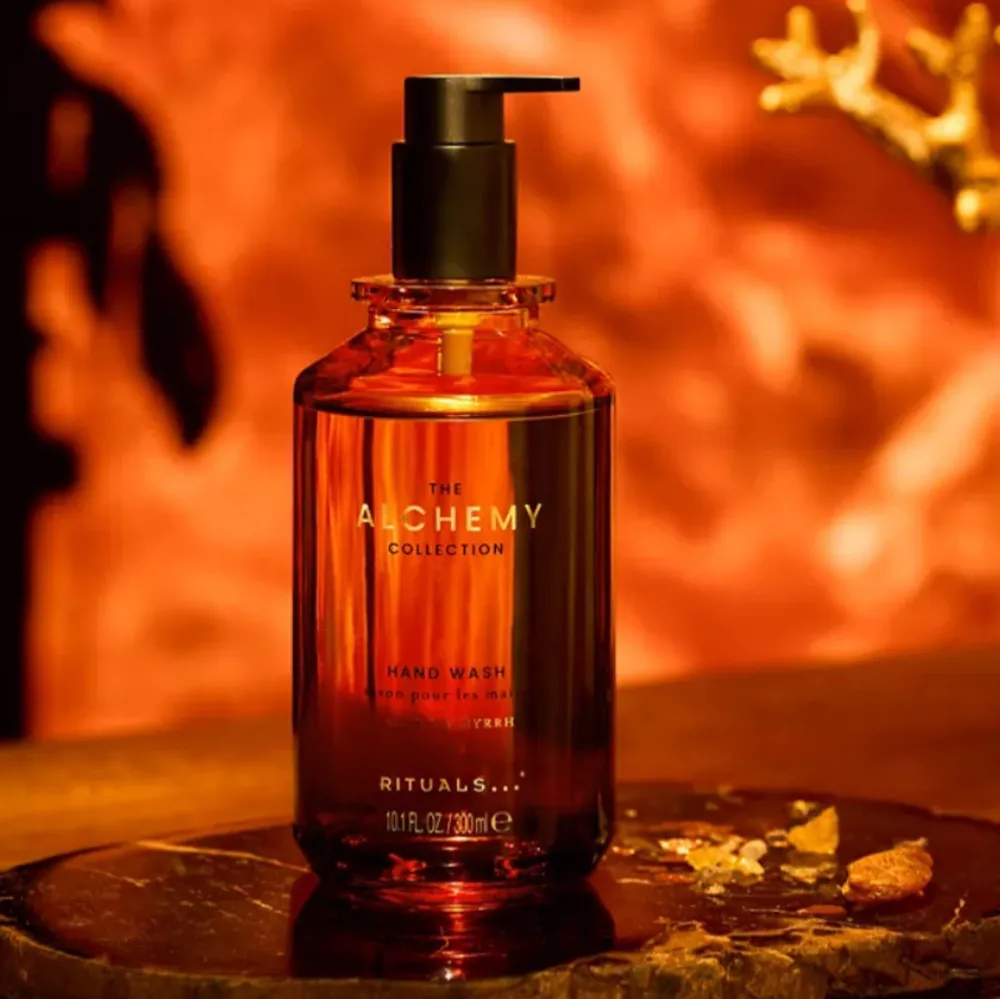 Säljer en lyxig handtvål från Rituals Alchemy Collection. Flaskan är elegant i en djup bärnstensfärg med svart pump. Perfekt för att ge badrummet en touch av elegans och doftar fantastiskt. Innehåller 300 ml.. Skönhet.