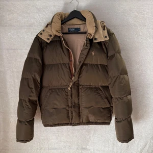 Ralph lauren jacka - Säljer nu denna riktigt feta Ralph Lauren jacka i fint skick, perfekt nu till vintern❄️🧥 | Passform: Storlek S | Kan mötas i Stockholm! | PRIS KAN DISKUTERAS! | Hör av dig vid minsta fundering eller behov av mer bilder👊🏼😊