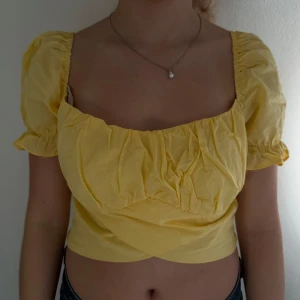 Blus - Jättesöt blus från shein med knytning i ryggen. Storlek M.