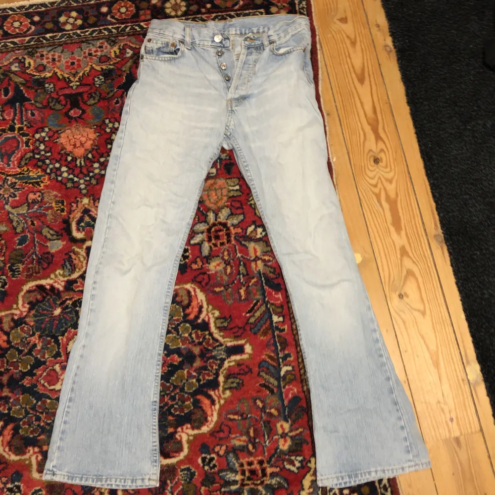 Fina vintage jeans med bootcut. Vet inte exakt storlek men passar säkert xxs och xs, skriv för mer info. Jeans & Byxor.