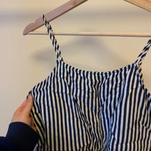 Randigt loose linne - Ett marinblått & vitt randigt linne som sitter väldigt fint! 💙