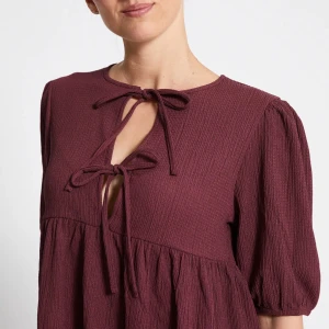 Vinröd blus - Superfin vinröd blus som tyvärr ej kommit till användning utöver en gång ❤️‍🔥 Den är i storlek XS men jag har S vanligtvis och den passar så det beror på önakad passform. Skriv för egna bilder/frågor (Aktiverar självklart Plicks ”köp nu” funktion vid köp ⭐️❤️)