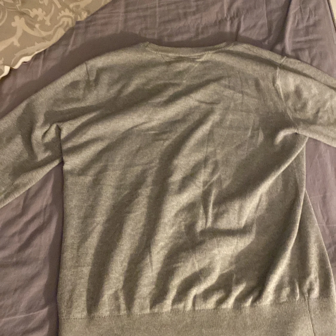 Grå tröja från Tommy Hilfiger - 90