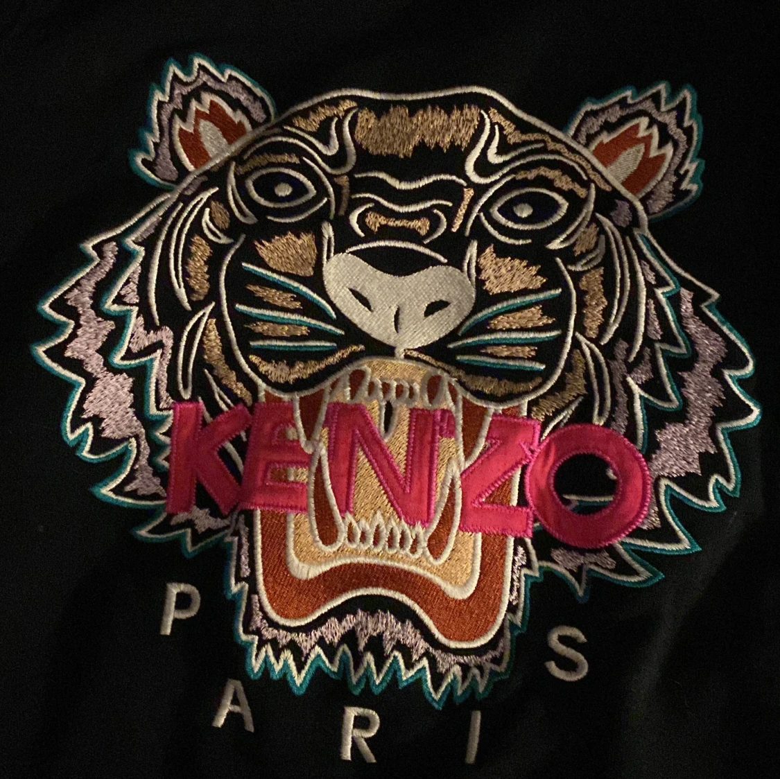 Svart tröja med tigerbroderi från Kenzo - 92