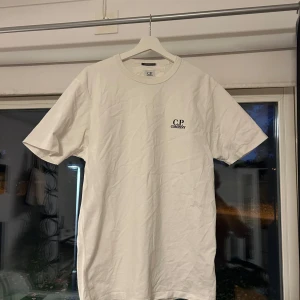 C.P Company T-Shirt Vit - C.P Company T-Shirt Vit. Storlek M. Mycket bra skick, bara lite skrynklig på bilden