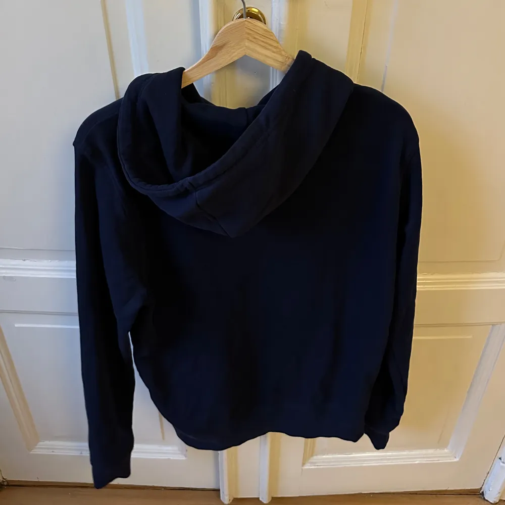 Säljer denna hoodie från Gant. Storlek L men liten i storlek så skulle säga att den passar lika bra på dig som har M. Aldrig använd - helt ny utan prislapp. Nypris 1199 kr. Hupparit & Collegepaidat.