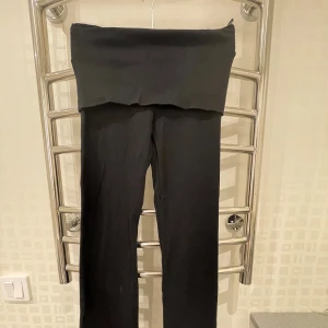 Svarta byxor från Gina Tricot - Säljer ett par svarta byxor från Gina Tricot i storlek XS. De är lågmidjade och har en lit tight passform vid låren, perfekta för både vardag och fest. Materialet är mjukt och stretchigt, vilket gör dem superbekväma att ha på sig. Passar perfekt till en snygg topp eller en mysig tröja.