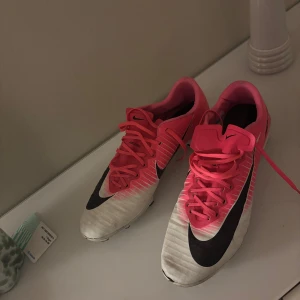 Nike fotbollsskor i rosa och vit - Snygga Nike mecurial vapor 11 i en kombination av rosa och vit med svarta detaljer. Storlek 44,5, skick 8/10🕺🏽🙌🏾
