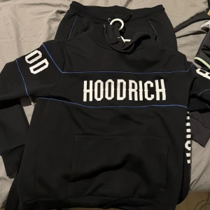 Tracksuit från Hoodrich - Säljer en tracksuit från hoodrich finns lite slitage på texten annars i väldigt fint sick och väldigt skön.