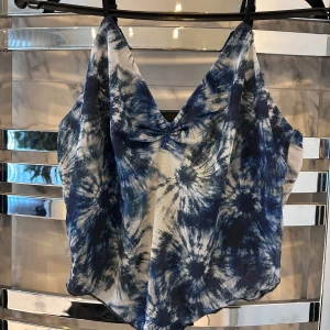 Blått linne - Säljer ett blått linne från Bikbok i storlek M. Köparen står för frakten!💗