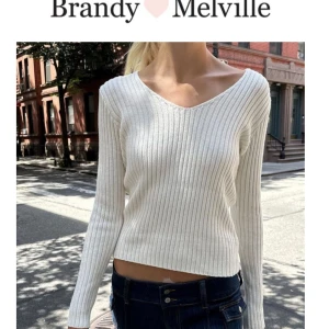 Vit ribbad tröja från Brandy Melville - Säljer en stilren vit ribbad tröja från Brandy Melville. Tröjan har en v-ringad design och långa ärmar, perfekt för en avslappnad look. Passar bra till jeans eller kjol för en chic outfit. One size men passar xs-m skulle jag säga💗 köpt för ca 500 