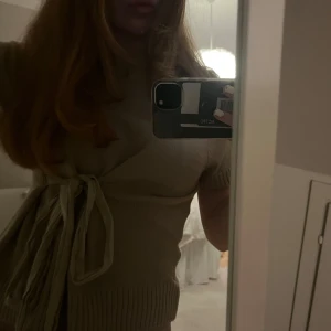 Beige stickad topp från Zara - Säljer denna jätte fina topp som man knyter i midjan från Zara!💘 den i M men passar S och XS