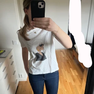 Vit t-shirt med tryck - Använt ett par gånger, normal i storlek. Passar till lågmidjade byxor 💕 Pris kan diskuteras, skriv för mer info🙌🏼