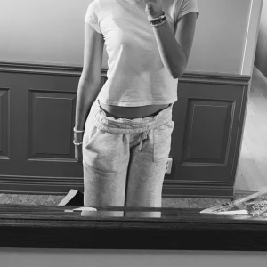 Grå mjukisbyxor - Säljer ett par bekväma grå mjukisbyxor med elastisk midja och praktiska fickor på sidorna. Ett litet hål ungefär vid knäet men lätt att sy igen!