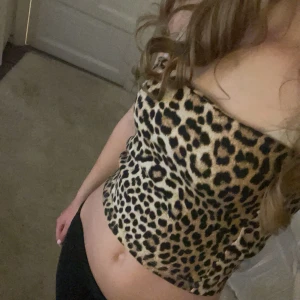 Leopardmönstrad tubtopp  - Snygg leopard tubtopp från stradivarius i helt nytt skick, säljer för att jag aldrig använder den. Man skulle säkert kunna använda den som en kjol också om man vill. 🤗.