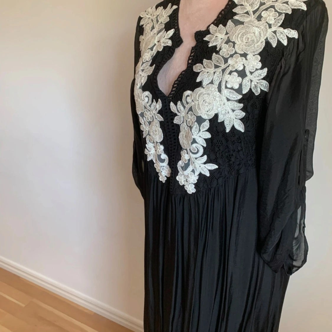 Svart klänning med broderade blommor - 1