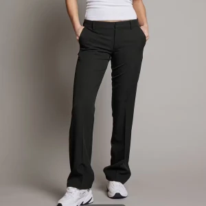 Svarta kostymbyxor från BikBok - Snygga svarta kostymbyxor från BikBok med en klassisk design. Byxorna har en rak passform och är perfekta för en stilren look. Använda en gång, säljer pga av att jag inte använder dom. De är är low waist med en regular längd💗