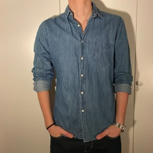 Blå jeansskjorta från GANT - Tjenare! Säljer min GANT skjorta i bra skick. ‼️nypris 1500‼️