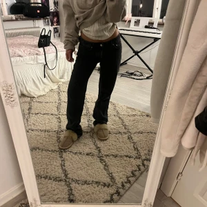 Svarta jeansbyxor - Snygga lågmidjade, raka jeans från Lager 157. 