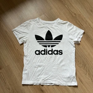 Adidas T-shirt  - Topp från adidas. Inga synliga defekter. Sätt gärna ihop en bundle!