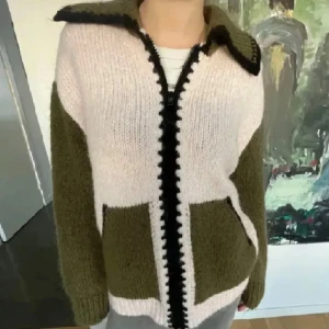 Zara Stickad Kofta - Intressekoll på denna trendiga stickade koftan från Zara, i en mörkgrön och beige/rosa färg! 