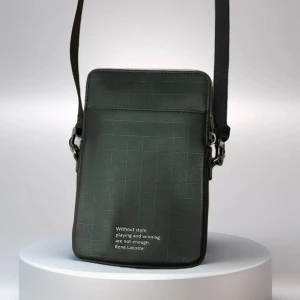 Lacoste Axelremsväska - Köptes helt ny sommaren 2023, använd vid några få tillfällen och har sedan legat i garderoben. Väldigt unik väska då den har trådlös laddning inbyggt, alla tillbehör finns kvar.  Nypris 1999:-