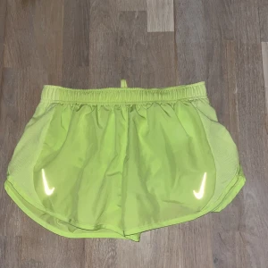Jogging shorts  - Ett par helt nya använda 2 gånger, snygga joggingshorts. Sköna och luftiga bra att springa i. Skriv om ni vill ha mer bilder eller om ni undrar över något💕💕