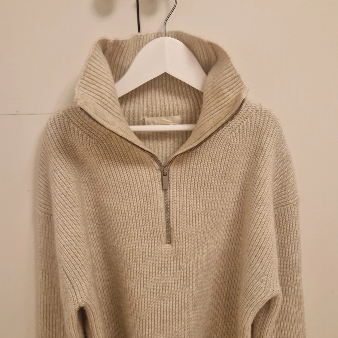 Beige stickad tröja med dragkedja - 1