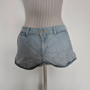 Prickiga shorts från H&M divided - Begagnat men bra skick. Spår av användning finns men hela och rena. Storlek 36.  Rökfritt hem men har katter.