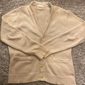 Ralph Lauren cardigan  - Säljer denna riktigt snygga och sköna Ralph Lauren Denim & Supply cardiganen, cardiganen är beige och är i storlek Smen den skulle nog även passa M. Den är i fint skick 8/10. Nypris vet jag inte Mitt pris: 450kr skriv gärna över frågor och funderingar, priset kan diskuteras.