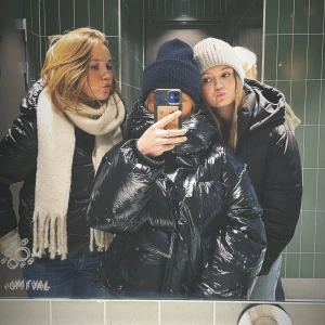 Glansig puffer jacka  - Säljer denna glanisiga puffer jacka från hm!!💗💗