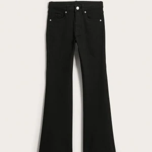 Svarta bootcut jeans - Snygga svarta bootcut jeans från Kappahl köpt för 349 pris kan diskuteras 💕dem är i storlek 164 men är som xs💕