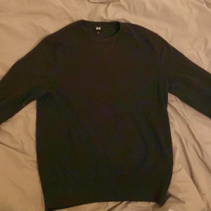 Mörkgrön tröja från Uniqlo - Säljer en stilren grön tröja från Uniqlo i storlek S