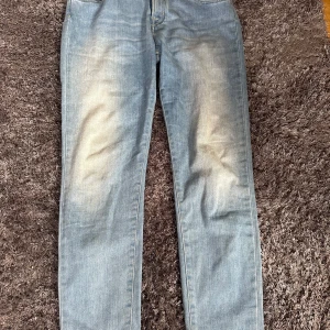 Ljusblå jeans från Jacob Cohen - Snygga ljusblå jeans från Jacob Cohen, som e perfekt till somamren med ett skönt lätt matrial, passar de som e runt 180 cm, de är helt oandvända, säljer för de är för små! Priset kan diskuteras 